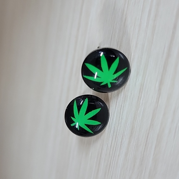 420 Cannabis Classic Kush Leaf Earrings - Picture 4 of 5